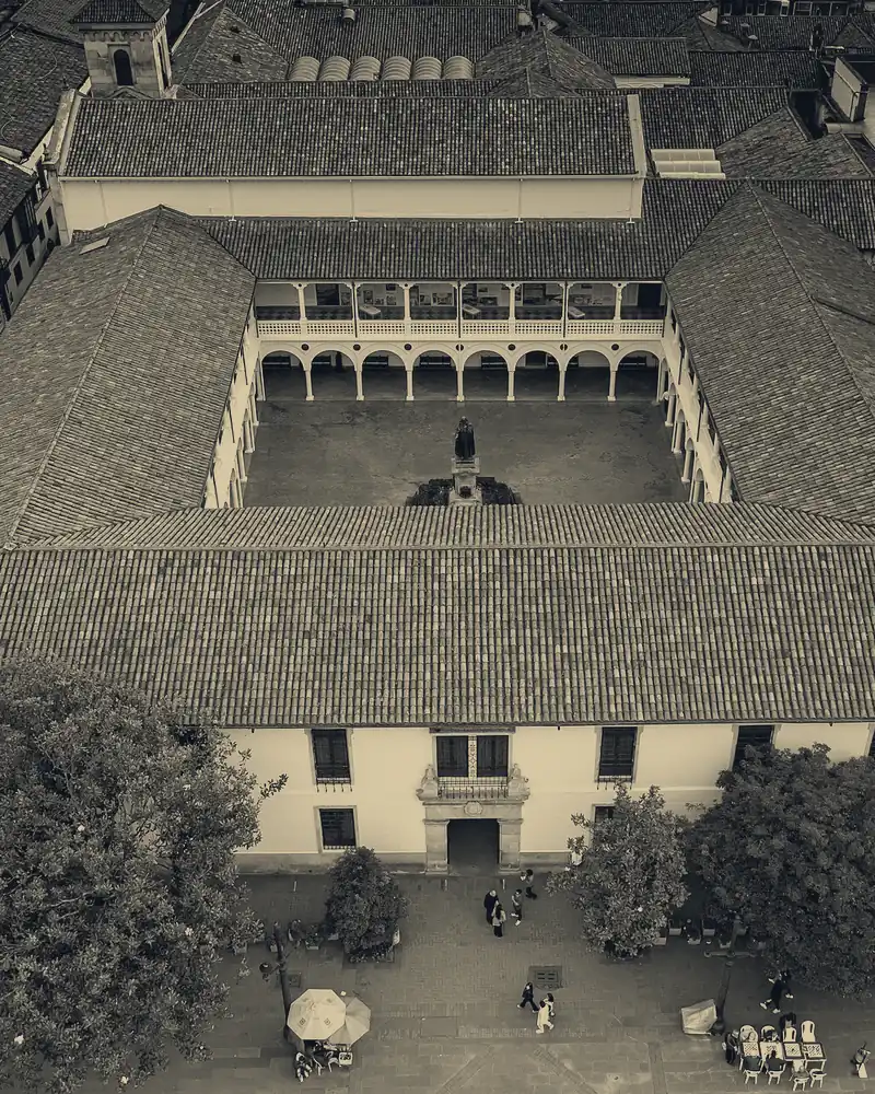 Vista aérea del claustro colonial de la Universidad del Rosario, con tejados y patio central