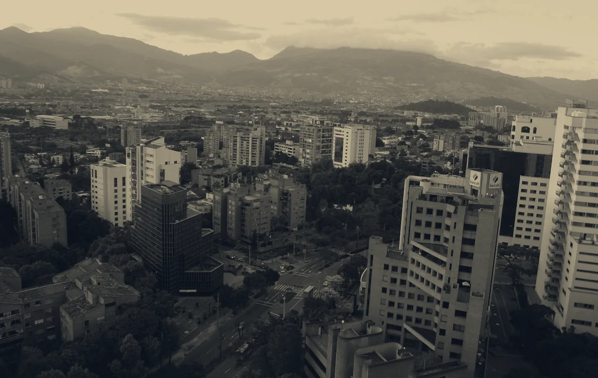 Edificios y montañas del Valle de Aburrá en Medellín